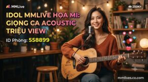Banner hồ sơ Idol cover nhạc MMLive Họa Mi, ID phòng 558899. Hình ảnh nữ streamer xinh đẹp đang ôm đàn guitar acoustic mỉm cười trước micro trong không gian ấm cúng, kèm dòng chữ 'Giọng ca acoustic triệu view' và tên miền artsmentoring.co.