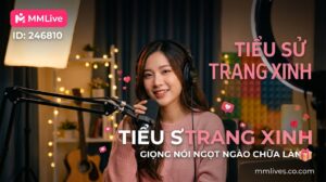 Ảnh đại diện tiểu sử idol Trang Xinh trên ứng dụng MMLive ID 246810. Nữ streamer đang mỉm cười ấm áp, đeo tai nghe và trò chuyện qua micro trong không gian phòng live thư giãn. Trên ảnh có các dòng chữ nổi bật: Tiểu sử Trang Xinh, Giọng nói ngọt ngào chữa lành cùng tên miền artsmentoring.co.